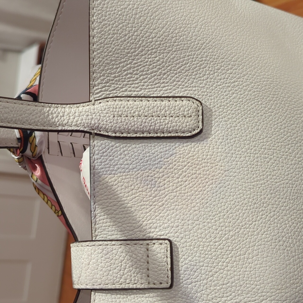 Michael Kors tote bag and wallet bundle..Minor Discoloration On The Back Of Bag. - Picture 3 of 5